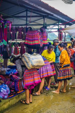 Moc Chau, Son La Vilayeti, Vietnam - 27 Şubat 2020: Pa Co-Market, Moc Chau İlçesi, Son La Eyaleti, Vietnam 'daki bir panayırdaki etnik insanların satın alma ve satma faaliyetlerini görün
