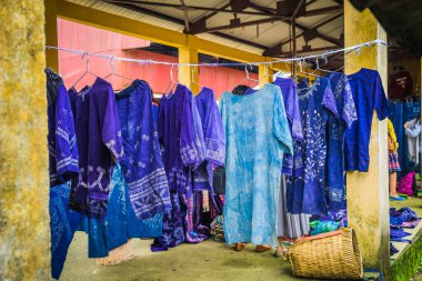 Moc Chau, Son La Vilayeti, Vietnam - 27 Şubat 2020: Pa Co-Market, Moc Chau İlçesi, Son La Eyaleti, Vietnam 'daki bir panayırdaki etnik insanların satın alma ve satma faaliyetlerini görün