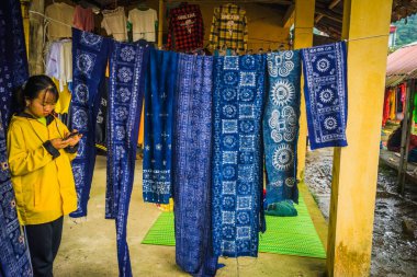 Moc Chau, Son La Vilayeti, Vietnam - 27 Şubat 2020: Pa Co-Market, Moc Chau İlçesi, Son La Eyaleti, Vietnam 'daki bir panayırdaki etnik insanların satın alma ve satma faaliyetlerini görün