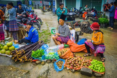 Moc Chau, Son La Vilayeti, Vietnam - 27 Şubat 2020: Pa Co-Market, Moc Chau İlçesi, Son La Eyaleti, Vietnam 'daki bir panayırdaki etnik insanların satın alma ve satma faaliyetlerini görün