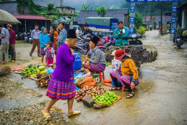 Moc Chau, Son La Vilayeti, Vietnam - 27 Şubat 2020: Pa Co-Market, Moc Chau İlçesi, Son La Eyaleti, Vietnam 'daki bir panayırdaki etnik insanların satın alma ve satma faaliyetlerini görün