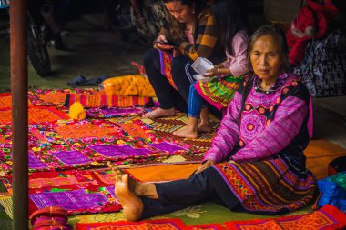 Moc Chau, Son La Vilayeti, Vietnam - 27 Şubat 2020: Pa Co-Market, Moc Chau İlçesi, Son La Eyaleti, Vietnam 'daki bir panayırdaki etnik insanların satın alma ve satma faaliyetlerini görün