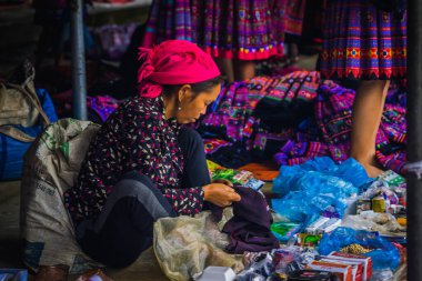Moc Chau, Son La Vilayeti, Vietnam - 27 Şubat 2020: Pa Co-Market, Moc Chau İlçesi, Son La Eyaleti, Vietnam 'daki bir panayırdaki etnik insanların satın alma ve satma faaliyetlerini görün