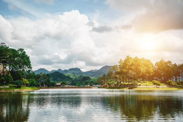 Pineta Bellissimo Lago Nel Villaggio Ban Ang Moc Chau Vietnam — Foto Stock