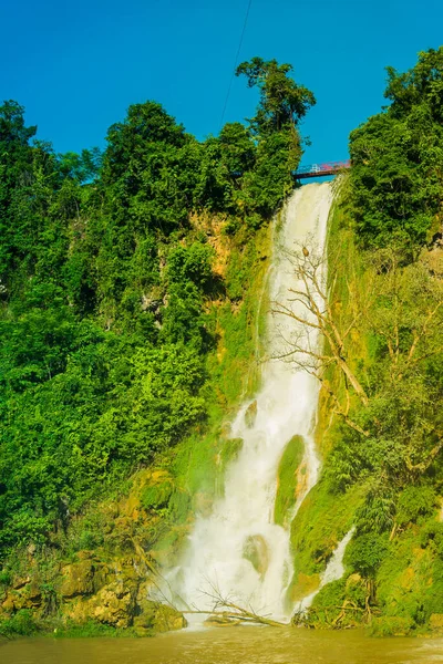 戴耶姆瀑布和红心桥这是个很好的瀑布 位于越南圣拉省的Moc Chau 旅行和自然概念 — 图库照片