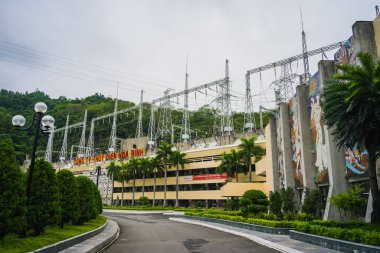 HOA BINH, VİETNAM - 28 Sep 2020: Hoa Binh Hidroelektrik Santrali. Bu santral 1979 'dan 1994' e kadar Vietnam 'ın üçte birine eşit olan 1920 MW' lık 8 makineyle inşa edildi..
