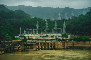 HOA BINH, VİETNAM - 28 Sep 2020: Hoa Binh Hidroelektrik Santrali. Bu santral 1979 'dan 1994' e kadar Vietnam 'ın üçte birine eşit olan 1920 MW' lık 8 makineyle inşa edildi..