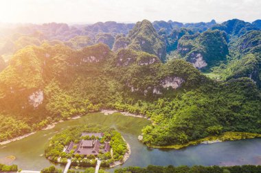 Trang An peyzaj kompleksindeki doğal manzaranın havadan görünüşü. Trang An, UNESCO 'nun Dünya Mirası Bölgesi' dir ve tekne mağarası turlarıyla ünlüdür. Vietnam topraklarında Halong Körfezi. Ninh Binh, Vietnam 'daki konum