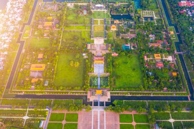 Vietnam 'daki Hue Kalesi' nin havadan görünüşü. İmparatorluk Sarayı hendeği, İmparator sarayı kompleksi, Hue şehri, Vietnam. Seyahat ve manzara konsepti