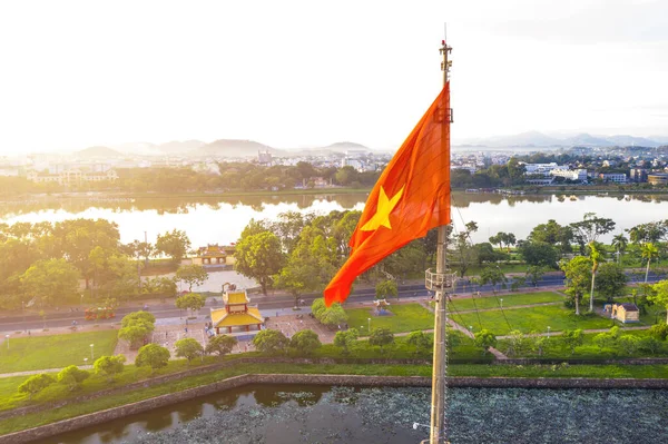 Vietnam 'daki Hue Kalesi' nin havadan görünüşü. İmparatorluk Sarayı hendeği, İmparator sarayı kompleksi, Hue şehri, Vietnam. Seyahat ve manzara konsepti