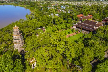 Thien Mu Pagoda 'nın hava manzarası. Hue şehrindeki antik tapınaklardan biridir. Vietnam 'ın tarihi kenti Hue' daki Parfüm Nehri kıyısında yer almaktadır. Seyahat ve manzara konsepti