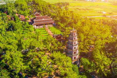 Thien Mu Pagoda 'nın hava manzarası. Hue şehrindeki antik tapınaklardan biridir. Vietnam 'ın tarihi kenti Hue' daki Parfüm Nehri kıyısında yer almaktadır. Seyahat ve manzara konsepti