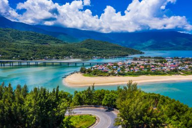 Lang Co körfezinin ve plajın havadan görünüşü, Hai Van pass, Lap An lagoon, Hue, Vietnam. Seyahat ve peyzaj.