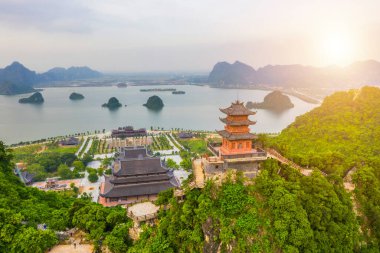 Tam Chuc pagoda 'nın hava manzarası: Vietnam' ın Ha Nam eyaletindeki dünyanın en büyük pagodası. Seyahat ve dini kavram