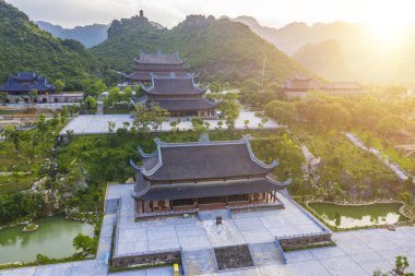 Tam Chuc pagoda 'nın hava manzarası: Vietnam' ın Ha Nam eyaletindeki dünyanın en büyük pagodası. Seyahat ve dini kavram