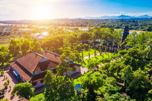 天穆塔的空中景观 它是侯城的一座古塔 它坐落在越南历史名城霍的香水河岸边 旅行和景观概念 — 图库照片