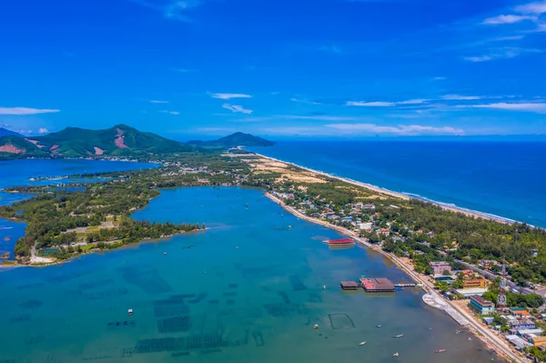 Lang Co körfezinin ve plajın havadan görünüşü, Hai Van pass, Lap An lagoon, Hue, Vietnam. Seyahat ve peyzaj.