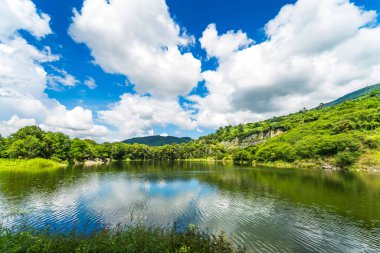 Ba Be Gölü 'nün doğası (diğer adı Nui Da Gölü, Mayıs Nui Gölü) Ma Thien Lanh Vadisi, Ba Den Dağı, Tay Ninh ili, Vietnam. Seyahat ve manzara konsepti.