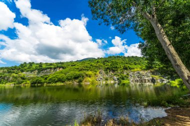 Ba Be Gölü 'nün doğası (diğer adı Nui Da Gölü, Mayıs Nui Gölü) Ma Thien Lanh Vadisi, Ba Den Dağı, Tay Ninh ili, Vietnam. Seyahat ve manzara konsepti.