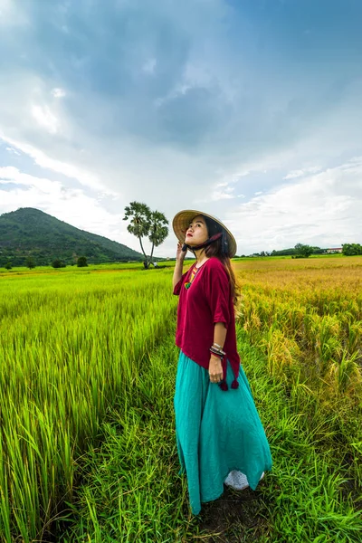 Menina Vietnamita Vermelho Escuro Garrafa Verde Traje Tradicional Vestido Com — Fotografia de Stock