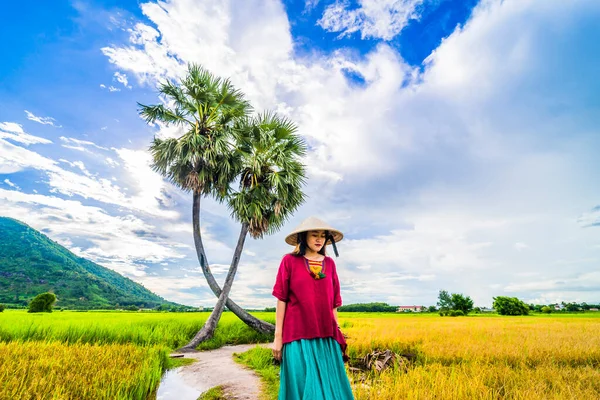 Menina Vietnamita Vermelho Escuro Garrafa Verde Traje Tradicional Vestido Com — Fotografia de Stock