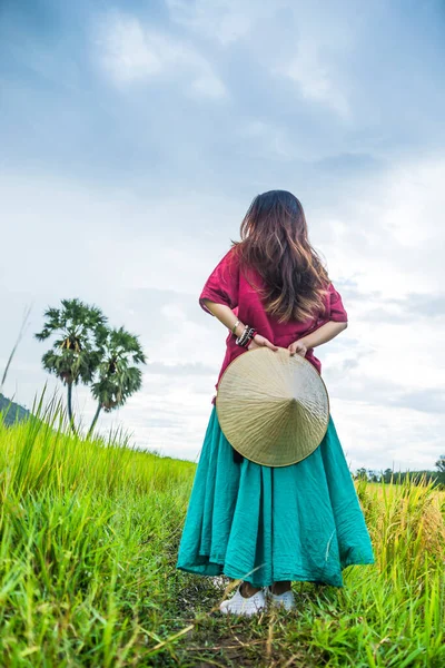 Menina Vietnamita Vermelho Escuro Garrafa Verde Traje Tradicional Vestido Com — Fotografia de Stock