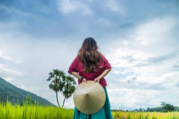 Menina Vietnamita Vermelho Escuro Garrafa Verde Traje Tradicional Vestido Com — Fotografia de Stock