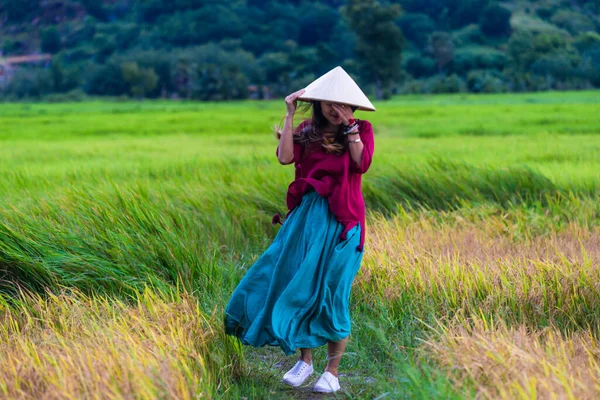 Menina Vietnamita Vermelho Escuro Garrafa Verde Traje Tradicional Vestido Com — Fotografia de Stock