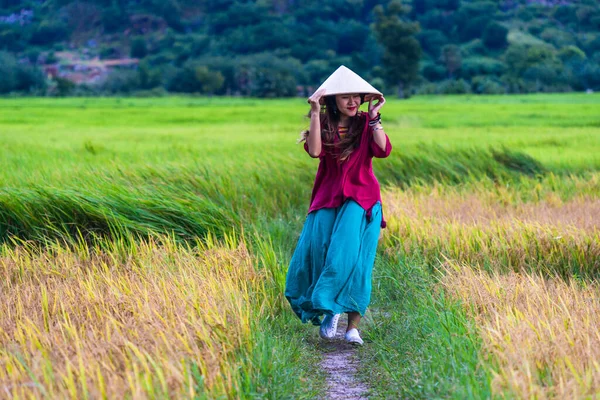 Wietnamka Dziewczyna Ciemnoczerwonym Butelki Zielony Strój Tradycyjny Strój Stożkowym Kapeluszem — Zdjęcie stockowe