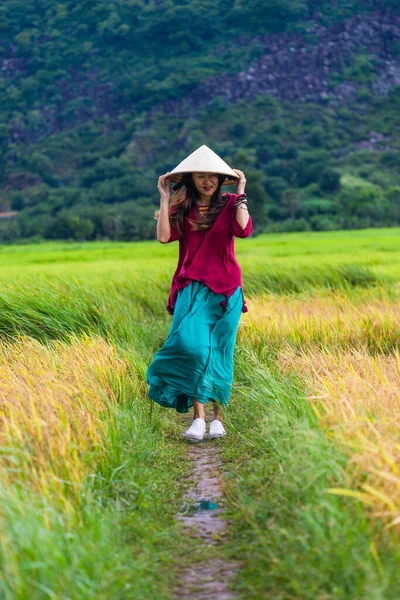 Menina Vietnamita Vermelho Escuro Garrafa Verde Traje Tradicional Vestido Com — Fotografia de Stock