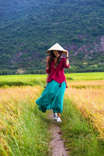 Menina Vietnamita Vermelho Escuro Garrafa Verde Traje Tradicional Vestido Com — Fotografia de Stock