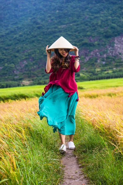 Menina Vietnamita Vermelho Escuro Garrafa Verde Traje Tradicional Vestido Com — Fotografia de Stock