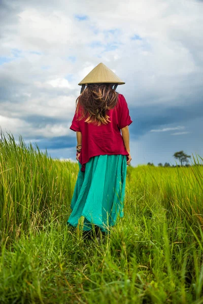 Βιετναμέζικο Κορίτσι Σκούρο Κόκκινο Και Μπουκάλι Πράσινο Παραδοσιακό Φόρεμα Κοστούμι — Φωτογραφία Αρχείου