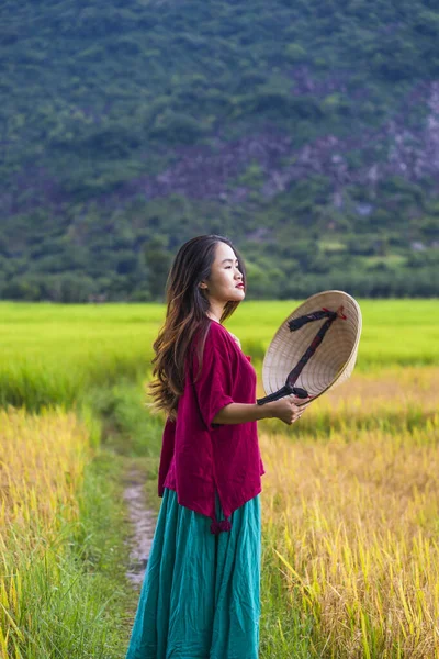 Menina Vietnamita Vermelho Escuro Garrafa Verde Traje Tradicional Vestido Com — Fotografia de Stock