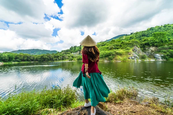 Βιετναμέζικο Κορίτσι Σκούρο Κόκκινο Και Μπουκάλι Πράσινο Παραδοσιακό Φόρεμα Κοστούμι — Φωτογραφία Αρχείου