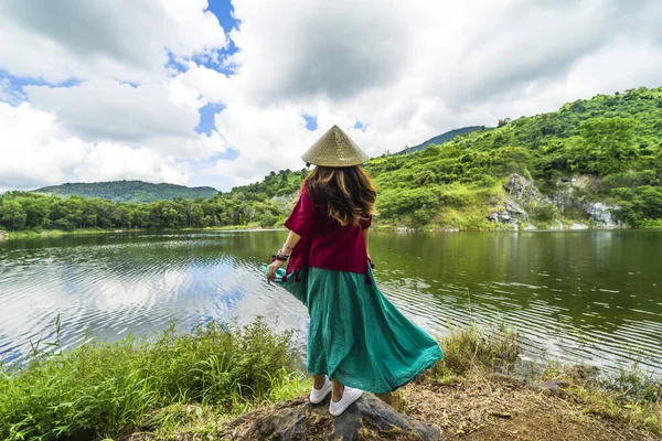 Menina Vietnamita Vestido Traje Tradicional Vermelho Escuro Verde Garrafa Com — Fotografia de Stock