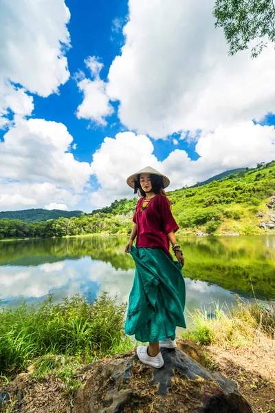 Menina Vietnamita Vestido Traje Tradicional Vermelho Escuro Verde Garrafa Com — Fotografia de Stock