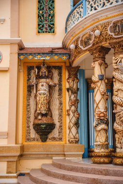 Tay Ninh vilayeti, Vietnam - 01 Ekim 2020: Tay Ninh vilayetinde bir Cao Dai Tapınağı 'nın dışında mimarlık ve dekorasyon, ho chi minh şehri, Vietnam