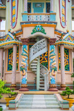 Tay Ninh vilayeti, Vietnam - 01 Ekim 2020: Tay Ninh vilayetinde bir Cao Dai Tapınağı 'nın dışında mimarlık ve dekorasyon, ho chi minh şehri, Vietnam