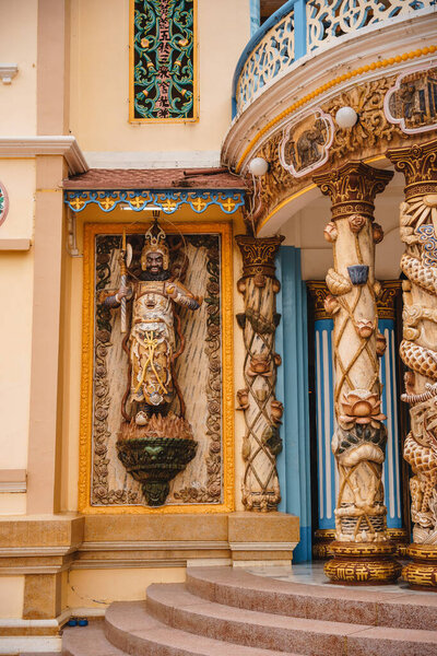 Тай Нинь провинция, Вьетнам - 01 Окт 2020: Архитектор и украшения за пределами храма Цао Дай в провинции Тай Нинь, недалеко от города Хо Чи Минь, Вьетнам