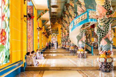 Tay Ninh vilayeti, Vietnam - 01 Ekim 2020: Tay Ninh vilayetinde bir Cao Dai Tapınağı içinde iç mimari ve dekorasyon, ho chi minh şehri, Vietnam