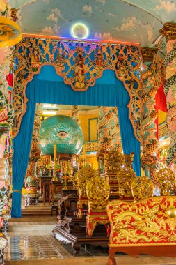 Tay Ninh vilayeti, Vietnam - 01 Ekim 2020: Tay Ninh vilayetinde bir Cao Dai Tapınağı içinde iç mimari ve dekorasyon, ho chi minh şehri, Vietnam