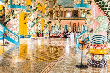 Tay Ninh vilayeti, Vietnam - 01 Ekim 2020: Tay Ninh vilayetinde bir Cao Dai Tapınağı içinde iç mimari ve dekorasyon, ho chi minh şehri, Vietnam
