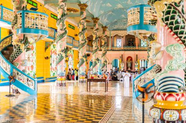 Tay Ninh vilayeti, Vietnam - 01 Ekim 2020: Tay Ninh vilayetinde bir Cao Dai Tapınağı içinde iç mimari ve dekorasyon, ho chi minh şehri, Vietnam