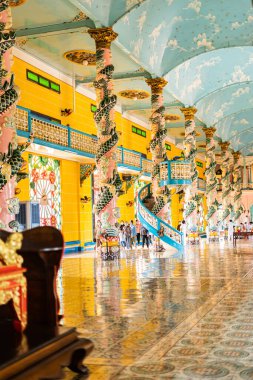 Tay Ninh vilayeti, Vietnam - 01 Ekim 2020: Tay Ninh vilayetinde bir Cao Dai Tapınağı içinde iç mimari ve dekorasyon, ho chi minh şehri, Vietnam