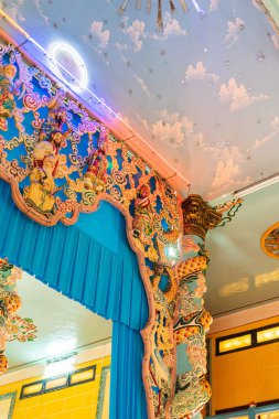 Tay Ninh vilayeti, Vietnam - 01 Ekim 2020: Tay Ninh vilayetinde bir Cao Dai Tapınağı içinde iç mimari ve dekorasyon, ho chi minh şehri, Vietnam