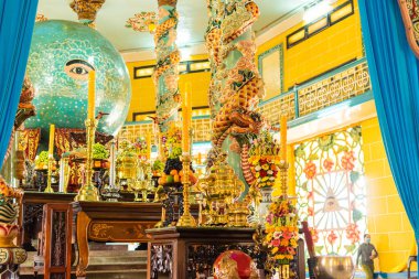 Tay Ninh vilayeti, Vietnam - 01 Ekim 2020: Tay Ninh vilayetinde bir Cao Dai Tapınağı içinde iç mimari ve dekorasyon, ho chi minh şehri, Vietnam