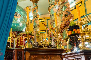 Tay Ninh vilayeti, Vietnam - 01 Ekim 2020: Tay Ninh vilayetinde bir Cao Dai Tapınağı içinde iç mimari ve dekorasyon, ho chi minh şehri, Vietnam