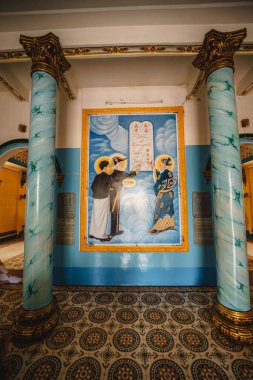 Tay Ninh vilayeti, Vietnam - 01 Ekim 2020: Tay Ninh vilayetinde bir Cao Dai Tapınağı içinde iç mimari ve dekorasyon, ho chi minh şehri, Vietnam