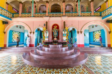 Tay Ninh vilayeti, Vietnam - 01 Ekim 2020: Tay Ninh vilayetinde bir Cao Dai Tapınağı içinde iç mimari ve dekorasyon, ho chi minh şehri, Vietnam